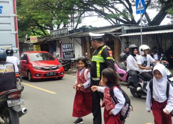 Personel Satlantas Polres Parepare Berikan Perlindungan Bagi Pejalan Kaki dan Pelajar