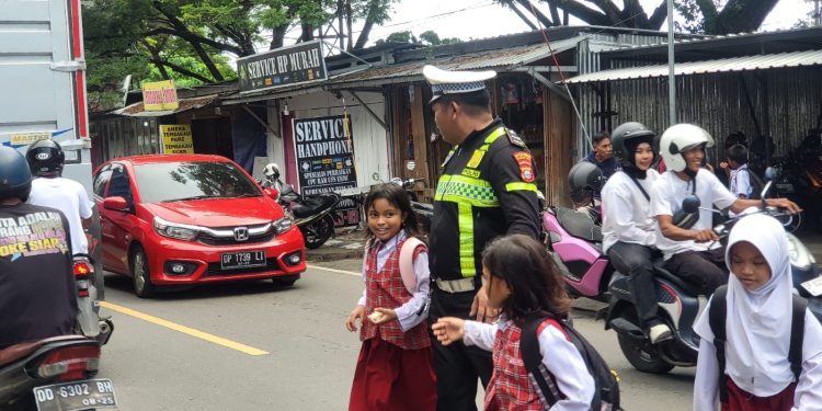 Personel Satlantas Polres Parepare Berikan Perlindungan Bagi Pejalan Kaki dan Pelajar