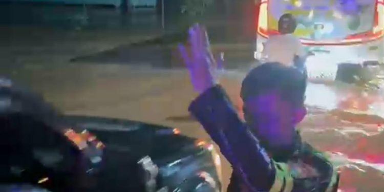 Satlantas Polres Luwu Timur Gatur Lalu Lintas dan Bantu Korban Banjir di Desa Ussu