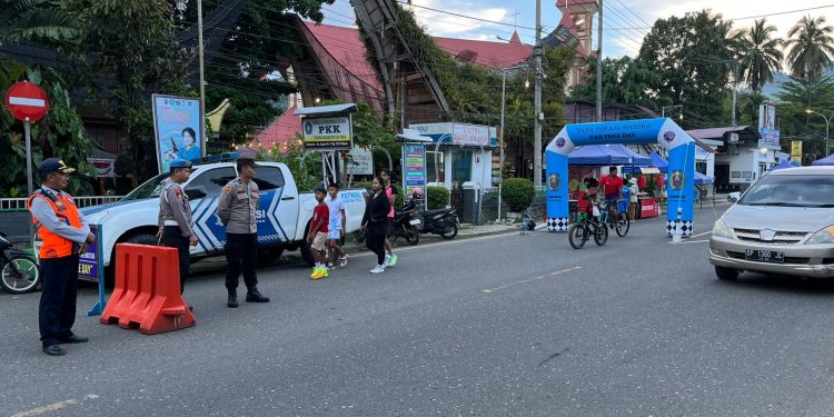 Hadir Berikan Pelayanan,Personel  Polres Tana Toraja Kawal Kelancaran Car Free Day