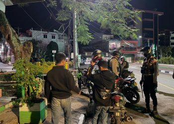 Hadir di Tengah Masyarakat, Personel Polres Tator Beri Imbauan Kamtibmas Saat Patroli Malam