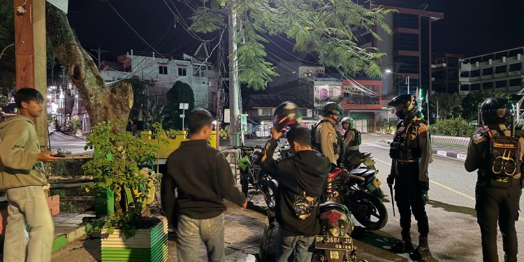 Hadir di Tengah Masyarakat, Personel Polres Tator Beri Imbauan Kamtibmas Saat Patroli Malam