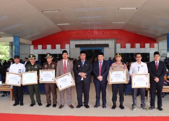 Kapolres Maros Terima Penghargaan Dari Bupati di Upacara Hari Pendidikan Nasional