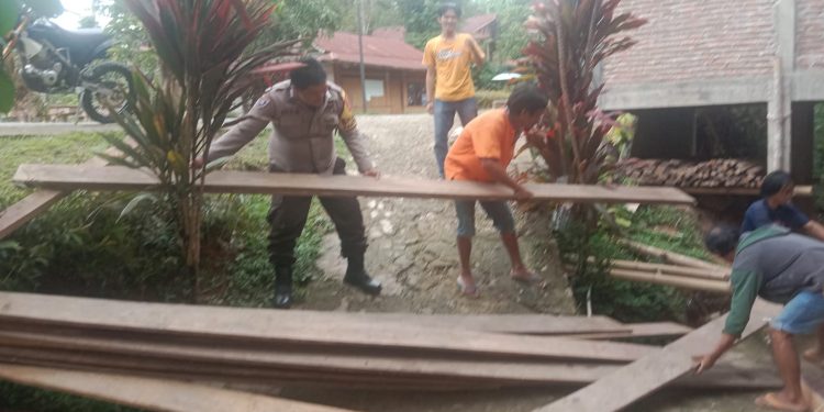 Bhabinkamtibmas Polsek Sangalla Sambangi Warga di Lembang Turunan, Wujud Kedekatan Polri dengan Masyarakat