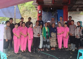 Wujudkan Kepedulian, Polsek Rindingallo Bersama Bhayangkari Salurkan Bantuan ke Korban Kebakaran
