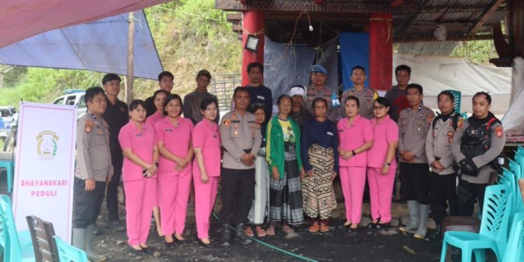 Wujudkan Kepedulian, Polsek Rindingallo Bersama Bhayangkari Salurkan Bantuan ke Korban Kebakaran