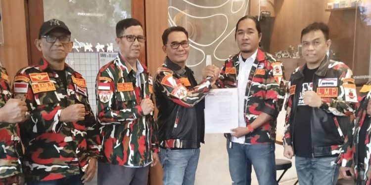Irwan R Adnan Beri Mandat ke Sahar Pimpin Laskar Merah Putih Soppeng