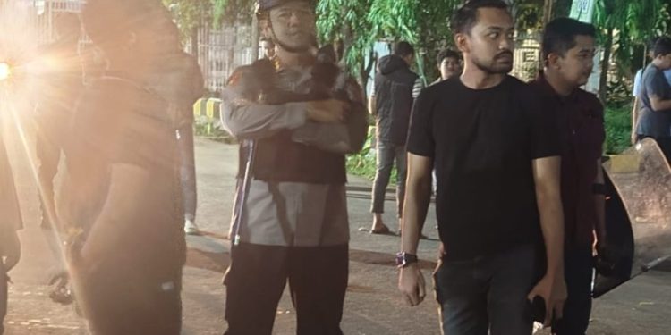 Kapolrestabes Makassar Turun Langsung Bubarkan Unras Yang Berlangsung Hingga Malam