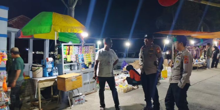Antisipasi Ganguan Kamtibmas, Personel Polsek Tempe Polres Wajo Gelar Blue Light Patrol 