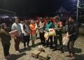 Kapolsek Sabbangparu Polres Wajo Beri Bantuan Sembako ke Korban Kebakaran