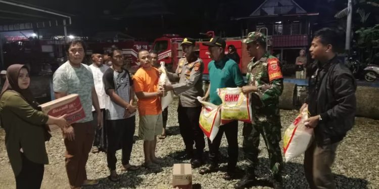 Kapolsek Sabbangparu Polres Wajo Beri Bantuan Sembako ke Korban Kebakaran