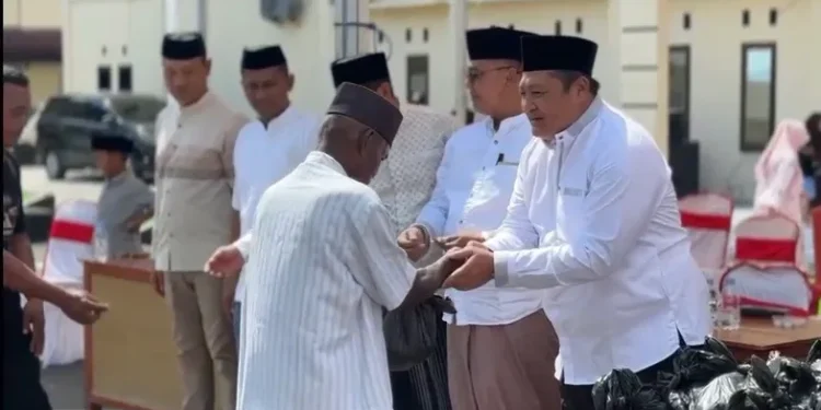 Kapolres Kepulauan Selayar Bagi Daging Qurban ke Masyarakat di Momen Hari Raya Idul Adha