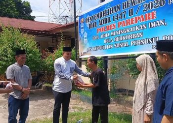 Momen Hari Raya Idul Adha 1447 H, Kapolres Parepare Bagi Daging Kurban ke Masyarakat