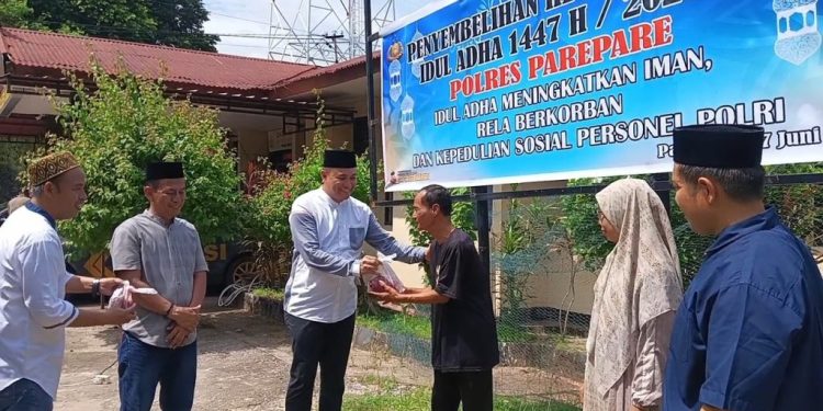 Momen Hari Raya Idul Adha 1447 H, Kapolres Parepare Bagi Daging Kurban ke Masyarakat