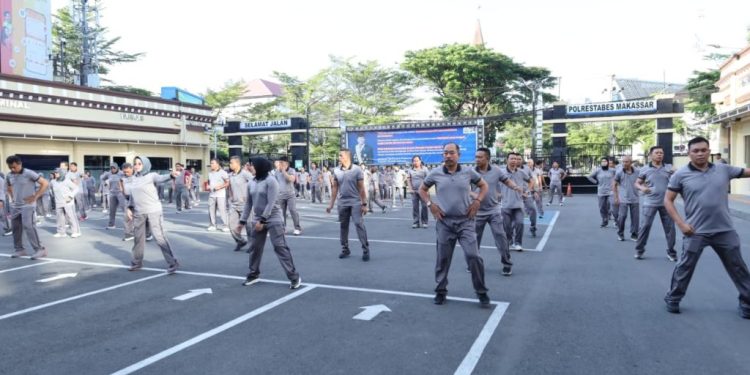 Jaga Kebugaran Personel, Polrestabes Makassar Gelar Olahraga Bersama