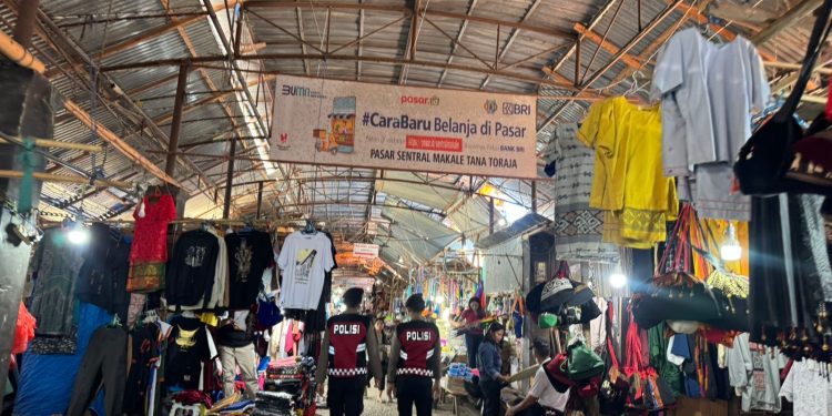 Sat Samapta Polres Tana Toraja Intensifkan Patroli Dialogis di Pasar Sentral Makale