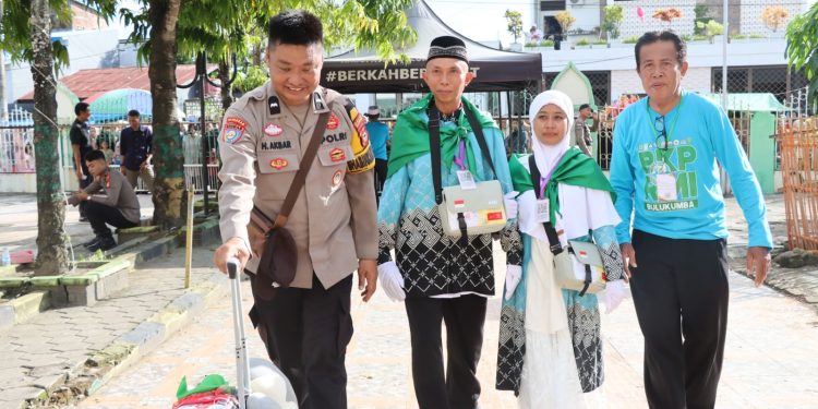 Personel Polres Bulukumba Amankan dan Kawal Ketat Pemberangkatan CJH