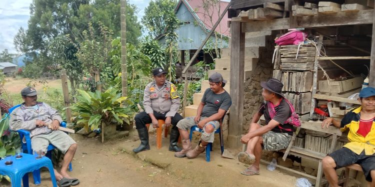 Melalui Sambang Humanis, Bhabinkamtibmas Polres Tana Toraja Perkuat Kehadiran Polri di Tengah Masyarakat