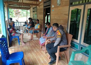 Lewat Sambang Door to Door, Bhabinkamtibmas Polres Tator Ajak Warga Jaga Kamtibmas