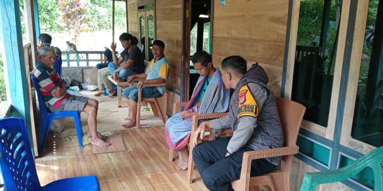 Lewat Sambang Door to Door, Bhabinkamtibmas Polres Tator Ajak Warga Jaga Kamtibmas