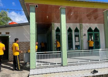 Personel Polres Selayar bersama Polsek Jajaran Bersihkan Rumah Ibadah dan Fasilitas Umum