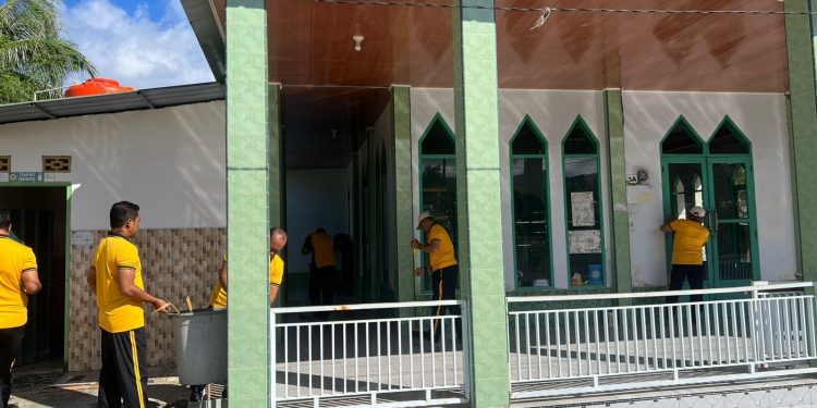 Personel Polres Selayar bersama Polsek Jajaran Bersihkan Rumah Ibadah dan Fasilitas Umum