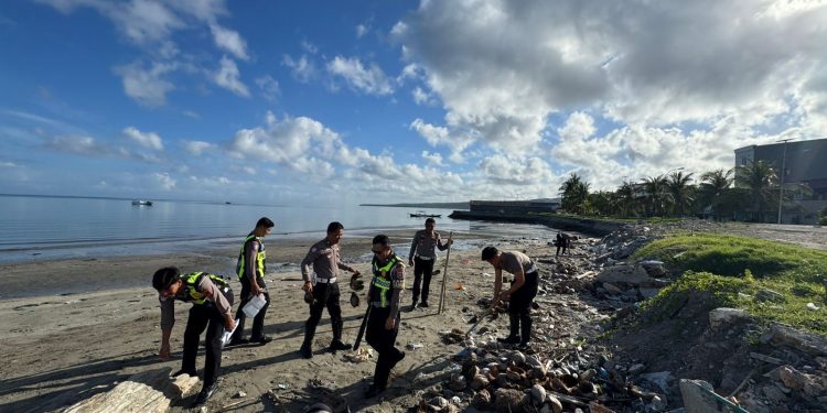 Satlantas Polres Selayar Gelar Bakti Sosial Indonesia Asri di Kawasan Pantai Penghibur