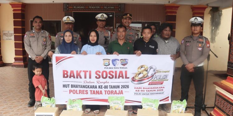 Dalam Rangka HUT Bhayangkara ke-80, Personel Polres Tator Salurkan Bantuan ke Masyarakat