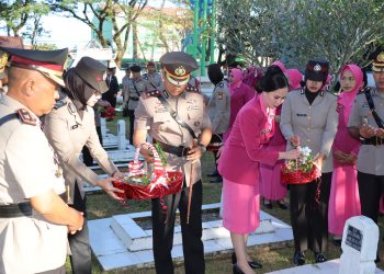 Peringati HUT Bhayangkara ke-80, Kapolres Maros dan Ketua Bhayangkari Ziarah dan Tabur Bunga di TMP Maccopa
