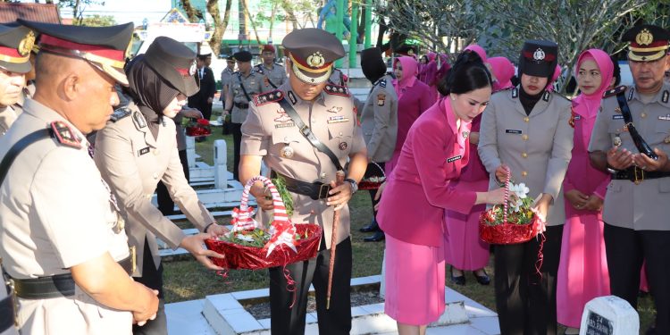 Peringati HUT Bhayangkara ke-80, Kapolres Maros dan Ketua Bhayangkari Ziarah dan Tabur Bunga di TMP Maccopa