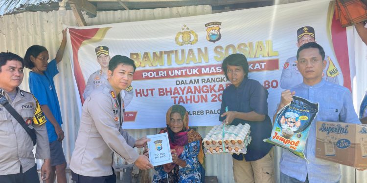 Kapolres Palopo Salurkan Bantuan Sosial ke Lansia Dalam  Rangka HUT Bhayangkara ke-80