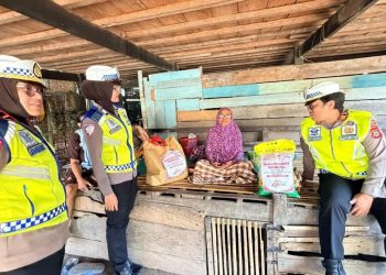 Dalam Rangka HUT Bhayangkara ke-80, Kasat Lantas Polres Pinrang Beri Bantuan ke Warga