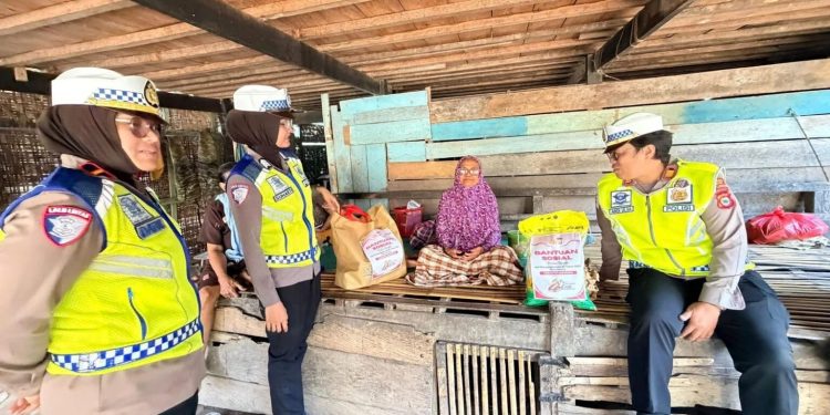 Dalam Rangka HUT Bhayangkara ke-80, Kasat Lantas Polres Pinrang Beri Bantuan ke Warga