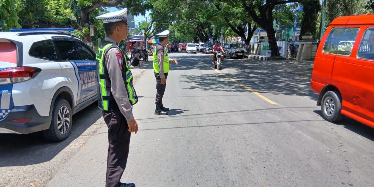 Personel Satlantas Jeneponto Gatur Arus Lalu Lintas di Sejumlah Titik Rawan