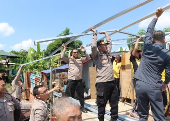 Dalam Rangka HUT Bhayangkara Ke-80, Kapolres Maros Hadirkan Program Bedah Rumah Untuk Warga