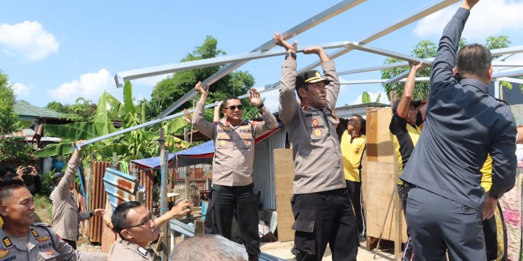 Dalam Rangka HUT Bhayangkara Ke-80, Kapolres Maros Hadirkan Program Bedah Rumah Untuk Warga