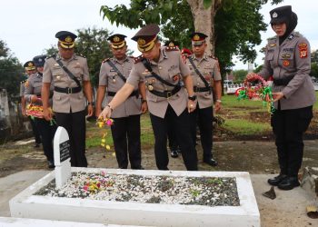 Dalam Rangka HUT Bhayangkara ke-80, Kapolres Palopo bersama Personel Ziarah Rombongan di TMP