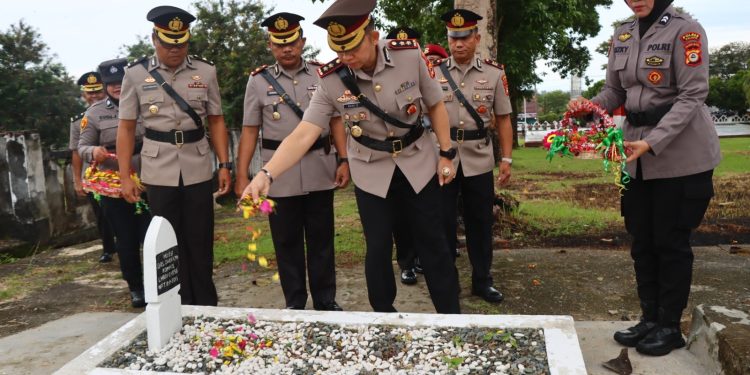 Dalam Rangka HUT Bhayangkara ke-80, Kapolres Palopo bersama Personel Ziarah Rombongan di TMP