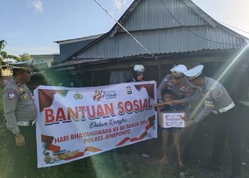 Kasat Lantas Polres Jeneponto Beri Bantuan ke Warga Empoang, Wujud Kepedulian di HUT Bhayangkara ke-80