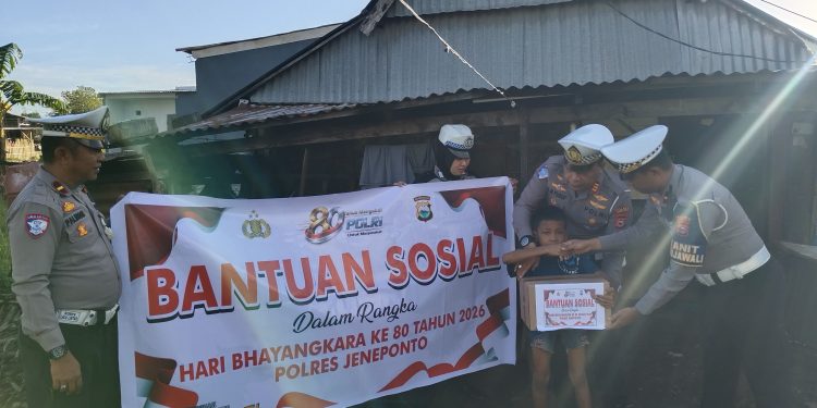 Kasat Lantas Polres Jeneponto Beri Bantuan ke Warga Empoang, Wujud Kepedulian di HUT Bhayangkara ke-80