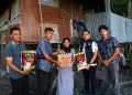 Personel Satres Narkoba Polres Sidrap Salurkan Bantuan Sembako ke Warga