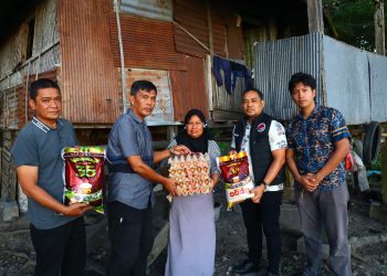 Personel Satres Narkoba Polres Sidrap Salurkan Bantuan Sembako ke Warga