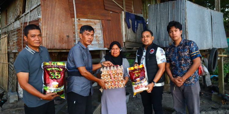 Personel Satres Narkoba Polres Sidrap Salurkan Bantuan Sembako ke Warga