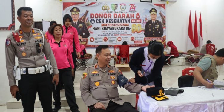 Peringati HUT Bhayangkara ke-80, Kapolres Tator bersama Personel Donor Darah Untuk Bantu Sesama