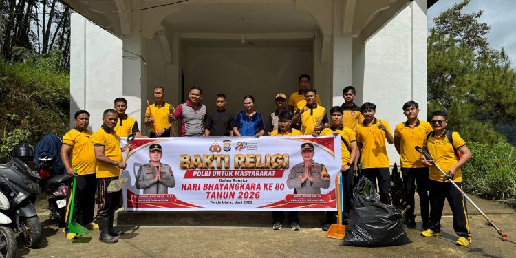 Sambut HUT Bhayangkara ke-80, Polres Toraja Utara Gelar Bakti Religi Bersihkan Tempat Ibadah