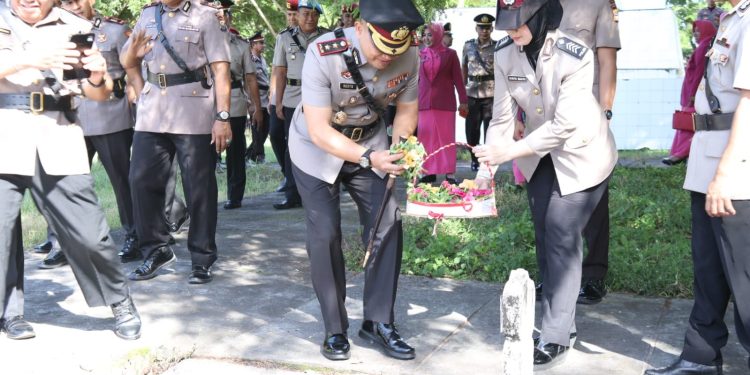 Kapolres Bulukumba Pimpin Upacara Ziarah dan Tabur Bunga di TMP Taccorong