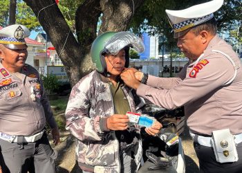 Wujud Perhatian Terhadap Keselamatan, Kasat Lantas Polres Jeneponto Bagi Helm ke Pengendara