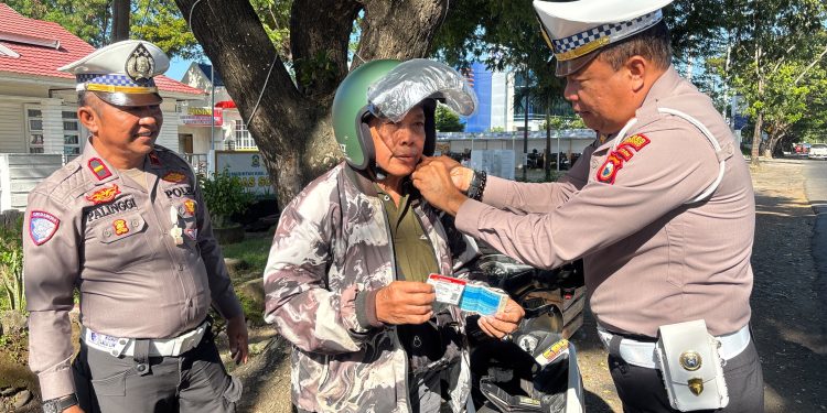 Wujud Perhatian Terhadap Keselamatan, Kasat Lantas Polres Jeneponto Bagi Helm ke Pengendara