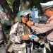 Wujud Perhatian Terhadap Keselamatan, Kasat Lantas Polres Jeneponto Bagi Helm ke Pengendara