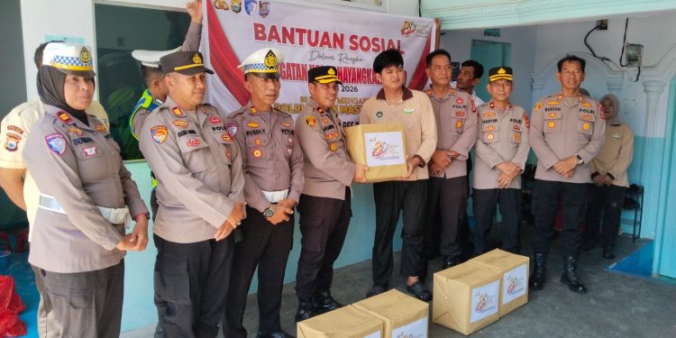 Dalam Rangka Hari Bhayangkara Ke-80, Satlantas Polres Parepare Beri Sembako ke Warga Sejahtera